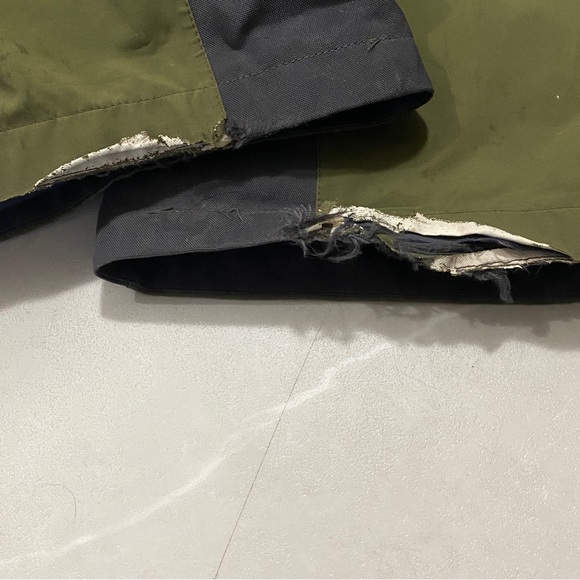 Helly Hansen Women’s Switch Cargo Insulated Ski Pants - Picture 5 of 5